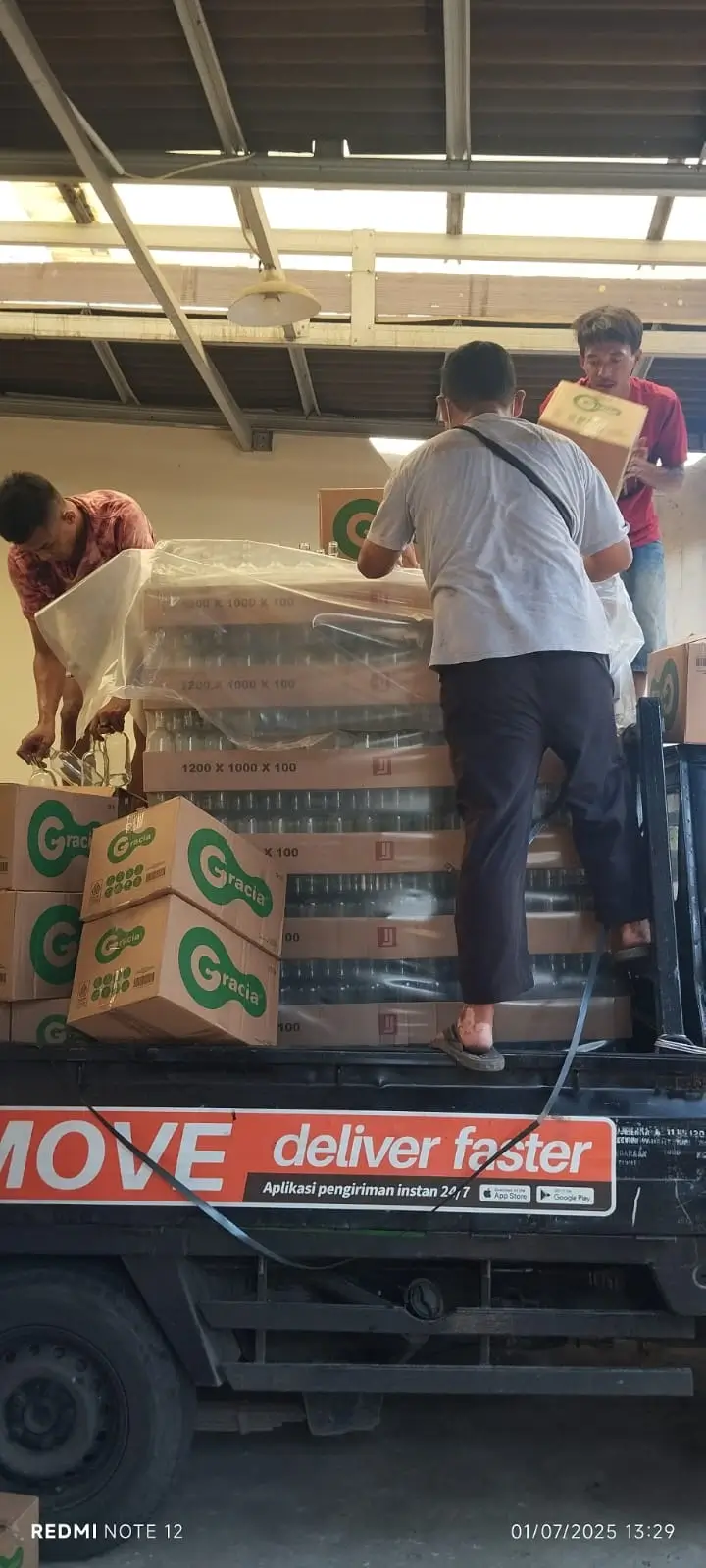 Proses packing botol kaca